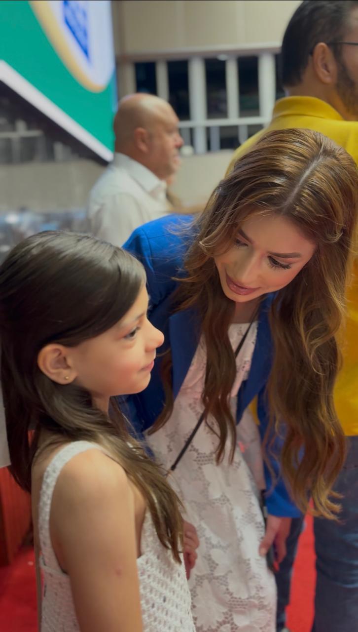 Amanda conversando com uma criança