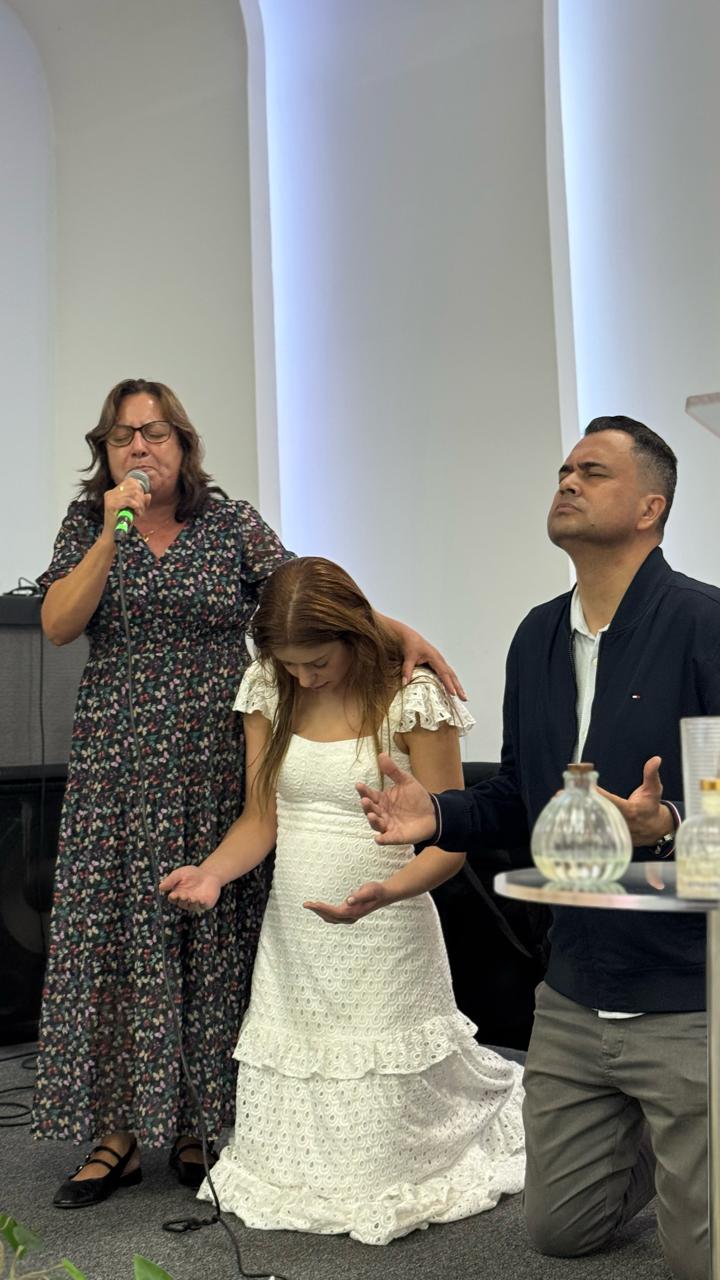 Amanda em momento de oração